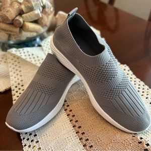 Tommy Bahama Pull On Sneakers. Gray. Size 9.5